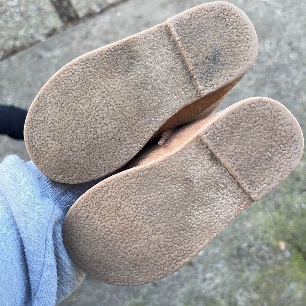 Cute old navy toddler boy shoes! - Picture 3 of 6